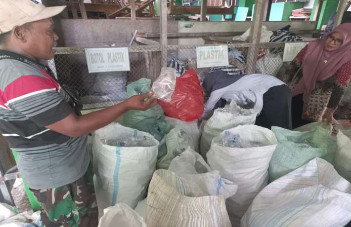 Wujudkan Madrasah Zero Waste MAN 1 Kebumen Sukses Konversi Sampah Menjadi Kas Kelas