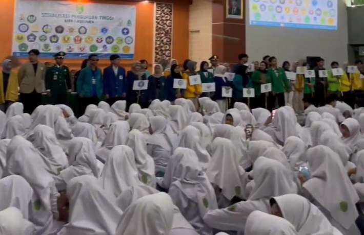 Parade 26 Perguruan Tinggi Semarakkan MAN 1 Kebumen Alumni Berbagi Inspirasi