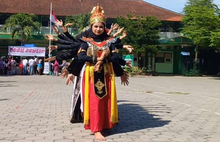 Peringatan Hardiknas di MAN 1 Kebumen Meriah dengan Pagelaran Seni Tari dan Market Day