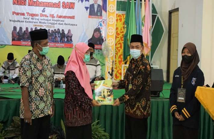Pelepasan Purna Tugas Hj Asnawati ASN MAN 1 Kebumen