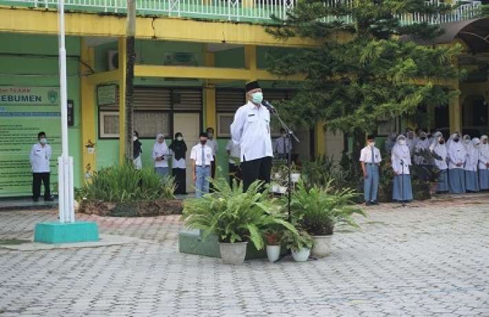 H. Wachid Adib Sapa dan Motivasi Seluruh Peserta Didik MAN 1 Kebumen pada Apel Perdana