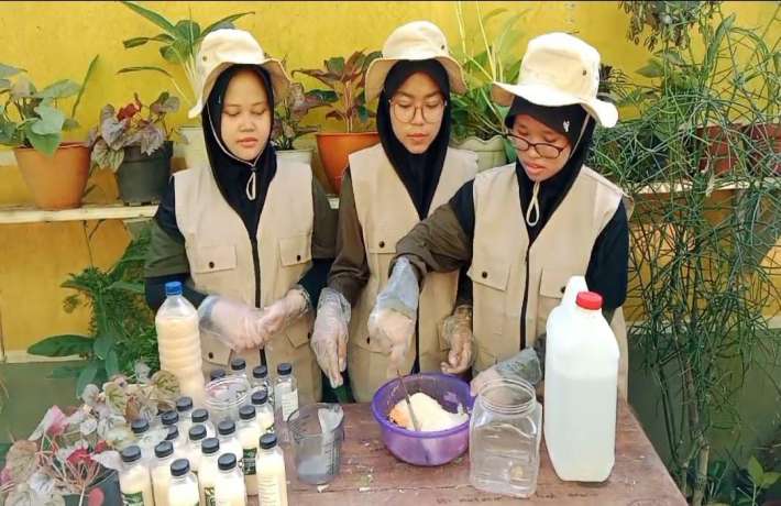 MHC MAN 1 Kebumen Membuat Pupuk Cair Organik