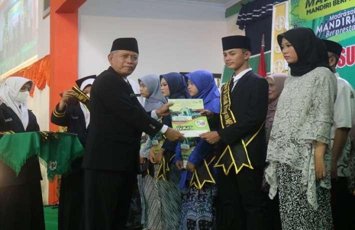 Wisuda Akhirussanah MAN 1 Kebumen Berlangsung Hidmat dan Haru