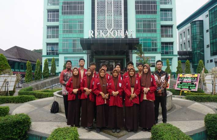 Peserta Didik MAN 1 Kebumen Kunjungi Pesantren EXPO HSN 2023 