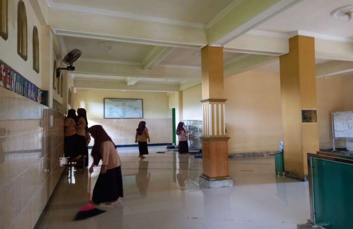 Siswa MAN 1 Kebumen Peringati World Cleanup Day dengan Aksi Bersih bersih Lingkungan