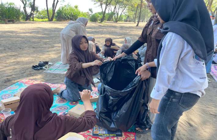  Peduli Lingkungan 70 Siswa MAN 1 Kebumen Lakukan Aksi Bersih Pantai dan Belajar Penangkaran Penyu