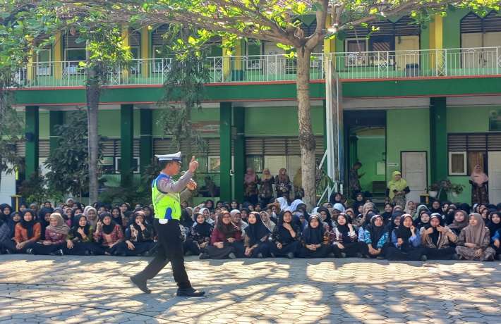 MAN 1 Kebumen Gandeng Satlantas Polres �Sosialisasikan Tertib Berkendara�