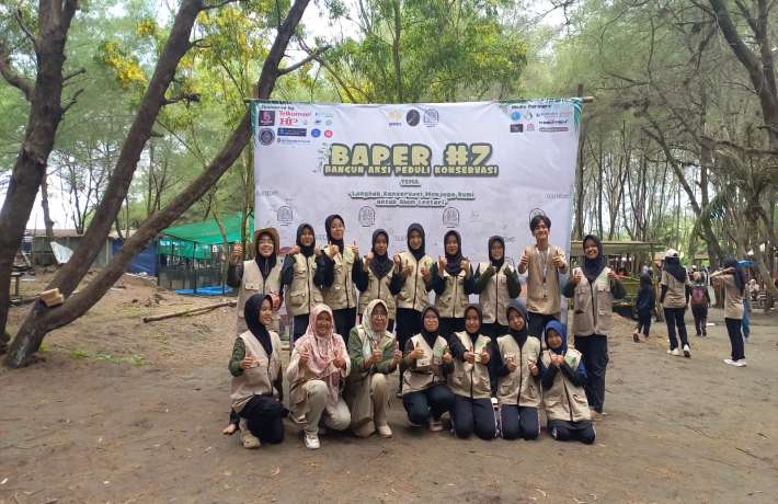 MHC MAN 1 Kebumen Bersama IMAKE UNNES Tanam Pohon di Pantai Laguna Lembupurwo