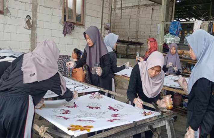 Siswa MAN 1 Kebumen Asah Keterampilan Membatik di Sentra Kerajinan Batik Sekar Jagat  
