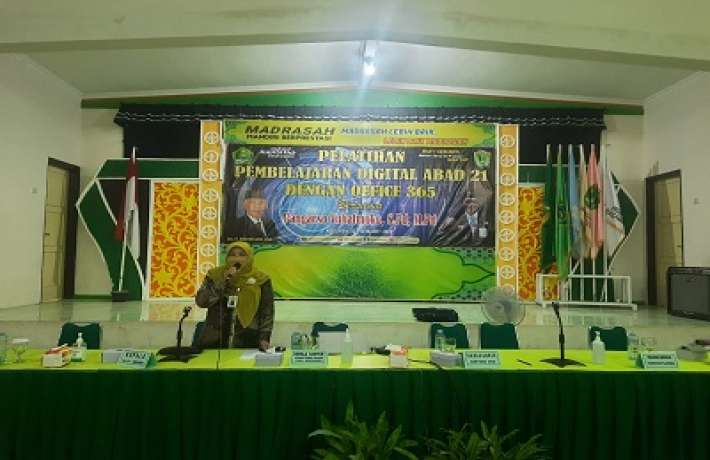 Hadapi Pembelajaran Digital Abad 21 MAN 1 Kebumen Gelar Pelatihan Office 365