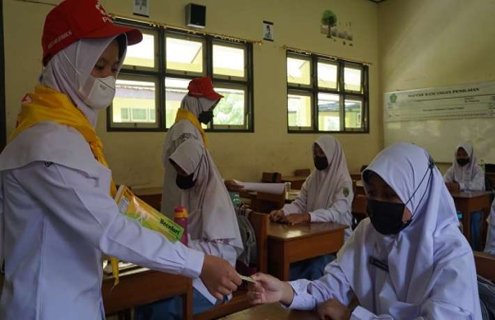 PMR Wira 12 Mansa Berikan Suplemen Vitamin untuk Tingkatkan Kesehatan Siswa