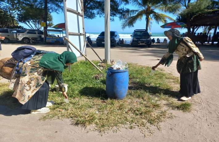 Guru MAN 1 Kebumen Tanamkan Cinta Lingkungan di Pantai Menganti