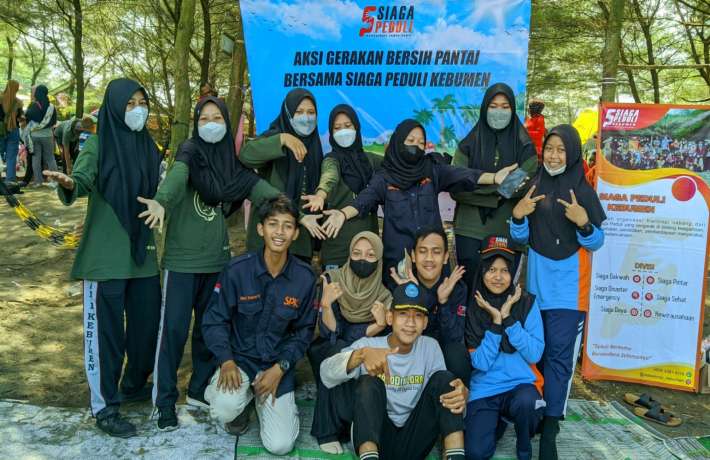 Siswa MAN 1 Kebumen Ikuti Aksi Gerakan Bersih Pantai Bersama Siaga Peduli Kebumen