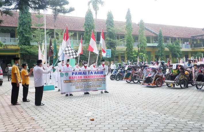Pawai Ta`aruf Meriahkan Haflah Akhirussanah dan Khotmil Qur`an Wal Kutub  Asrama Al Kautsar MAN 1 Kebumen
