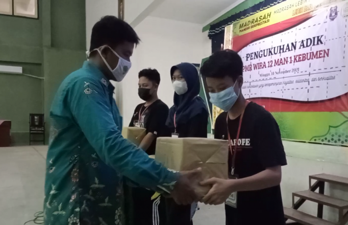 PMR Wira Mansa Laksanakan Kegiatan Pengukuhan Adik
