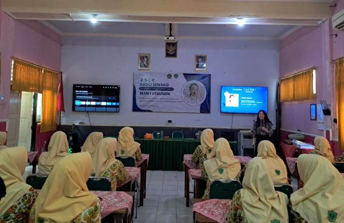 Belajar Bahasa Jepang Lebih Menyenangkan Siswa MAN 1 Kebumen Beruntung Dapat Belajar dari Penutur Asli