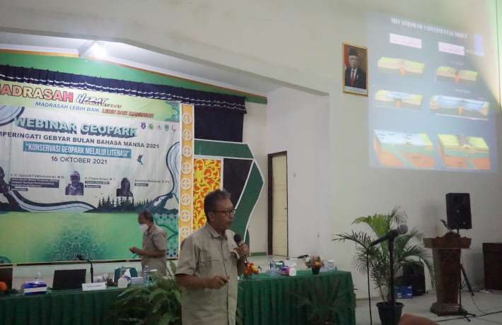 Peringati Bulan Bahasa MAN 1 Kebumen Gelar Webinar Geopark