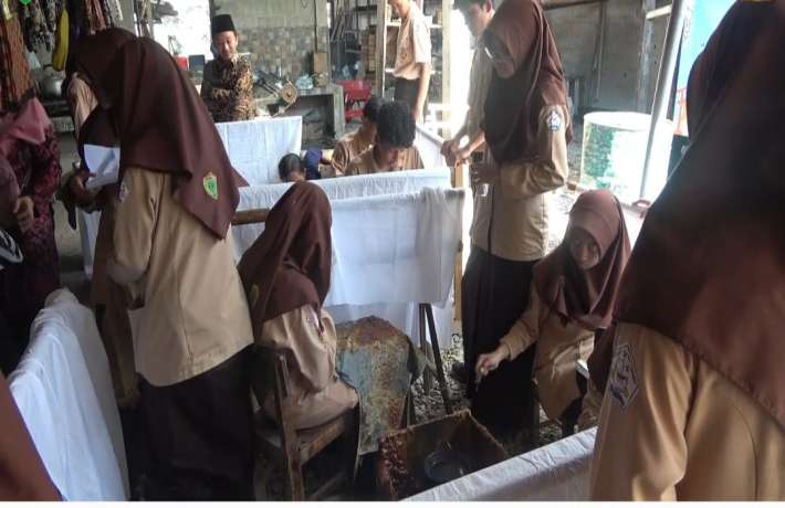 Praktik dan Kunjungan Batik MAN 1 Kebumen di Sekar Jagat